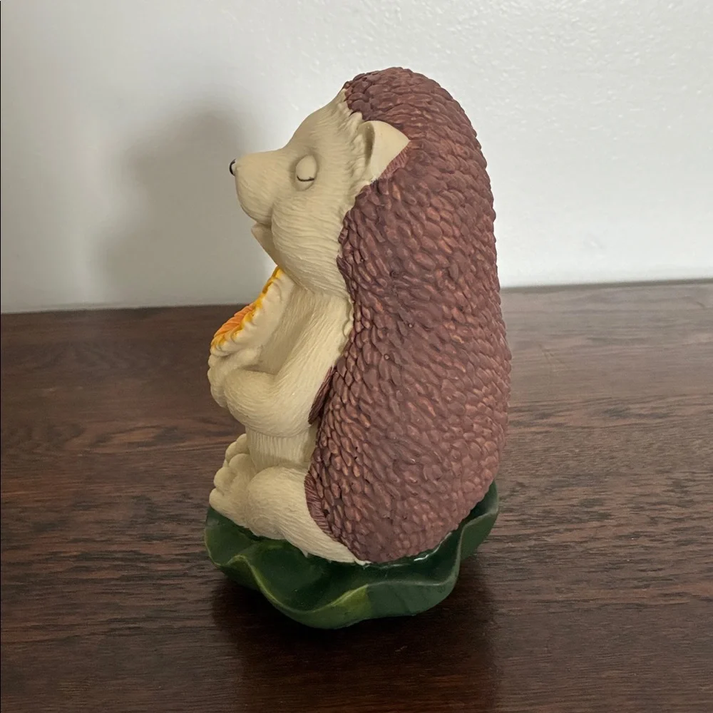 NWT- Adorable Hedgehog 🦔 Garden Figurine with Sunflower 🌻 - Picture 6 of 10